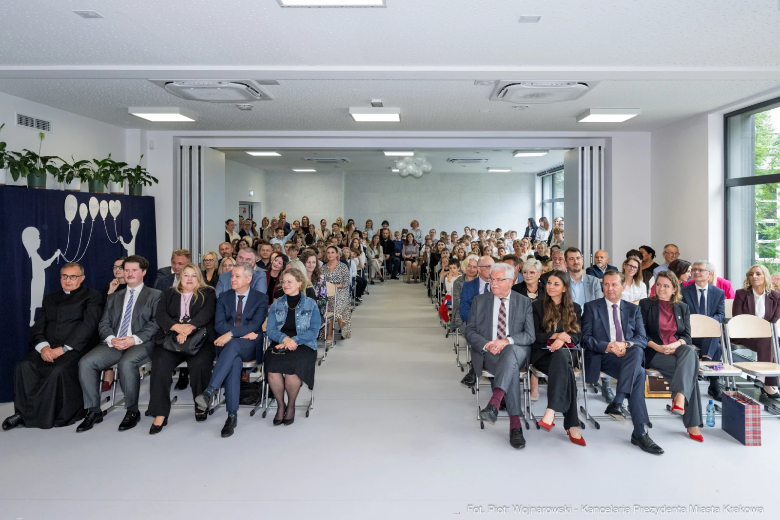 Tłum ludzi siedzących w sali podczas wydarzenia.  Autor: Piotr Wojnarowski