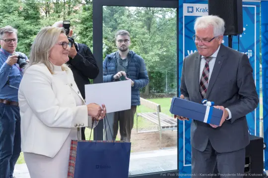Wręczenie prezentów podczas uroczystości w Krakowie.