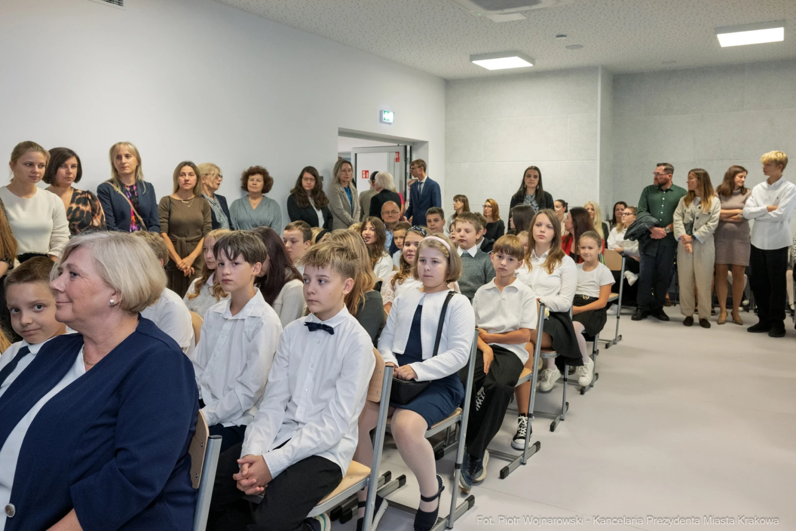 Grupa dzieci i dorosłych w sali, uczestniczących w wydarzeniu.  Autor: Piotr Wojnarowski
