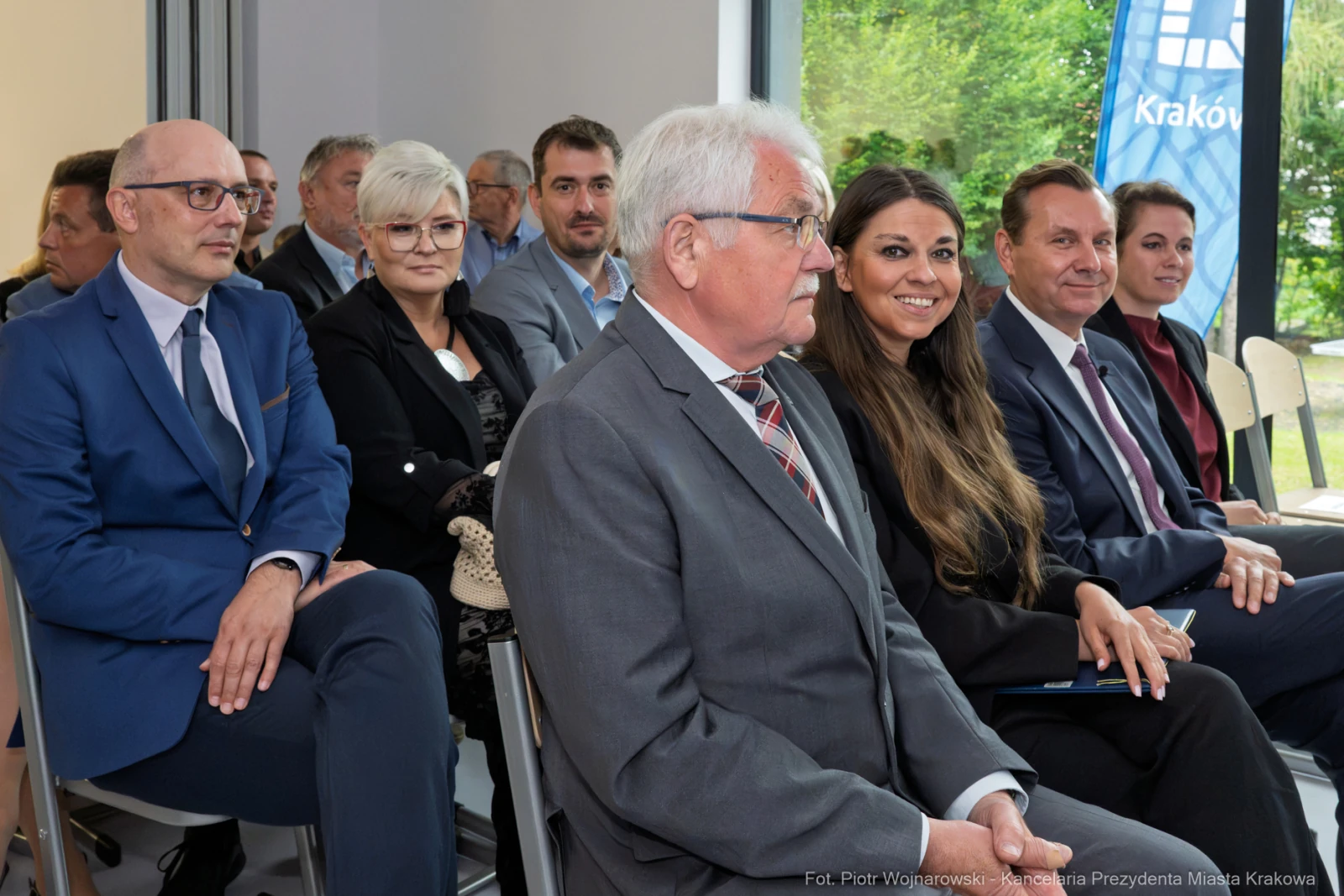 Grupa ludzi siedzących w sali, uczestniczących w wydarzeniu.  Autor: Piotr Wojnarowski