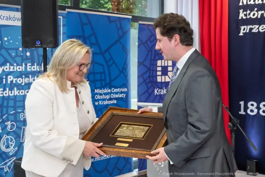 Wręczenie nagrody w ceremonii edukacyjnej w Krakowie.