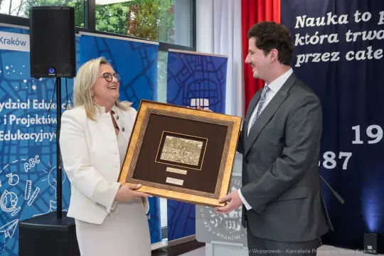 Wręczenie nagrody w formie pamiątkowej tablicy podczas uroczystości w Krakowie.