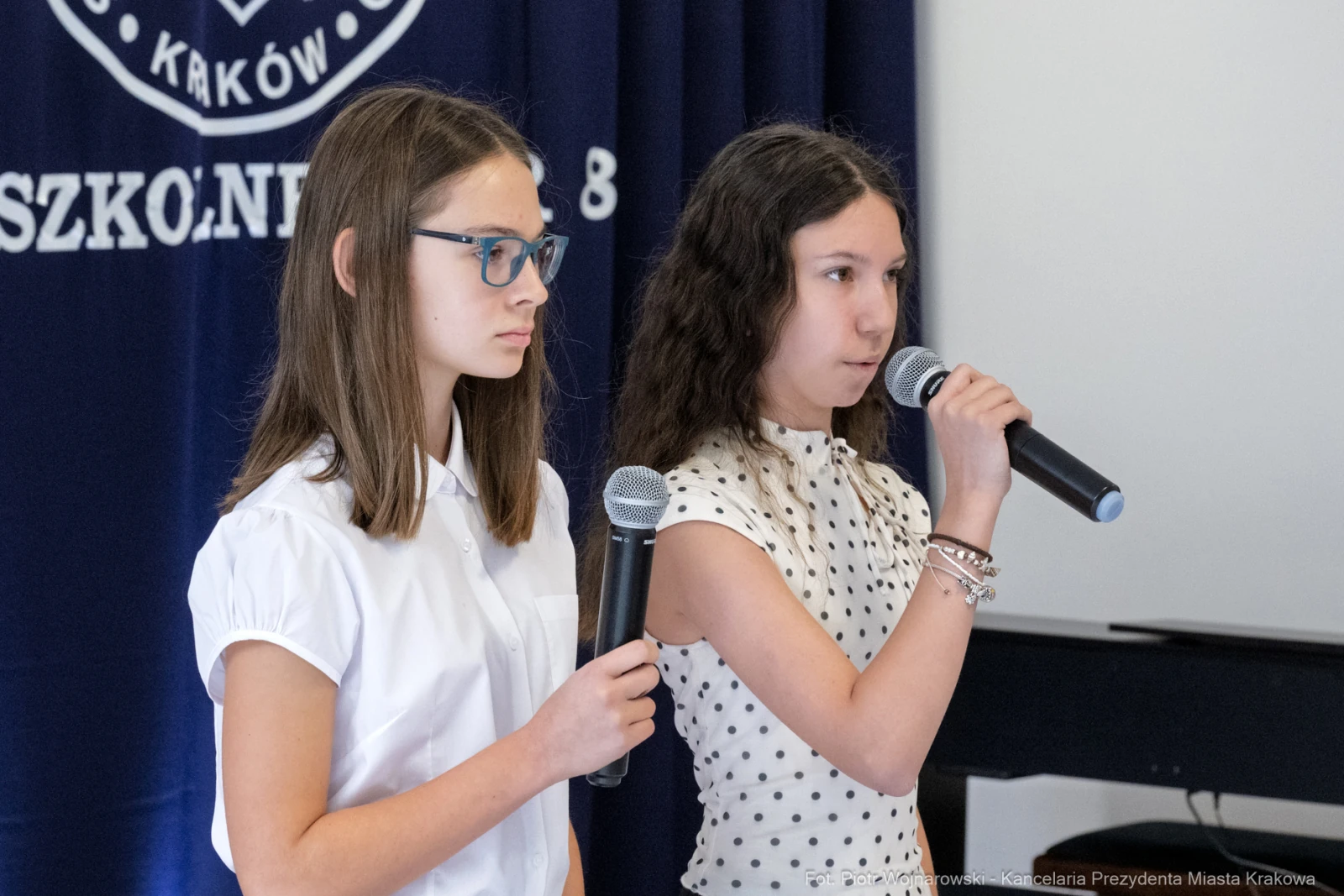 Dwie dziewczynki śpiewają na scenie, trzymając mikrofony.  Autor: Piotr Wojnarowski