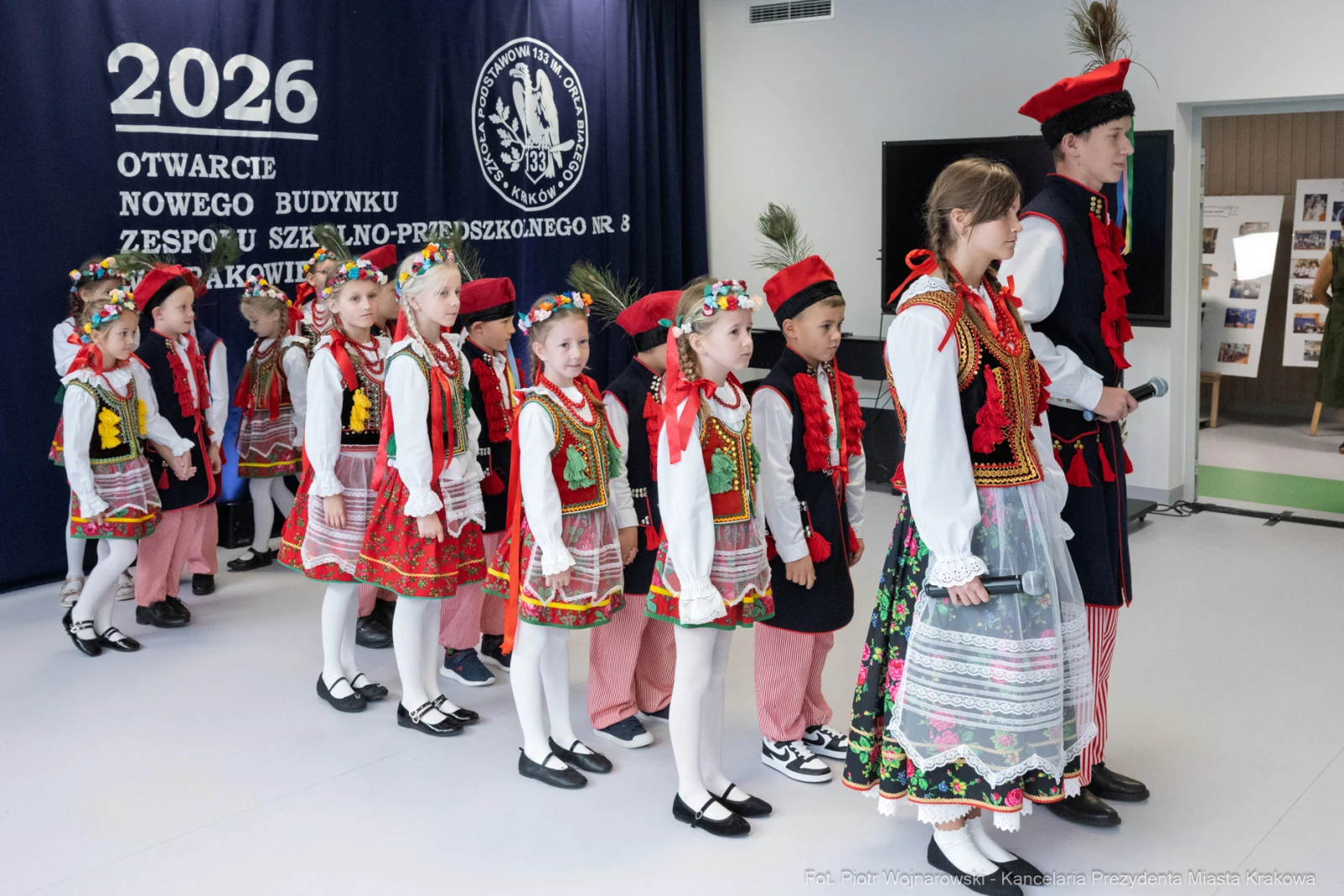 Dzieci w tradycyjnych strojach ludowych podczas uroczystości otwarcia nowego budynku.  Autor: Piotr Wojnarowski