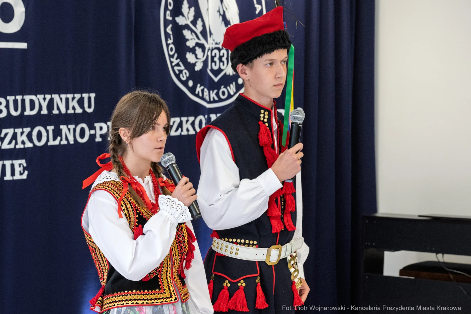 Młodzież w tradycyjnych strojach ludowych podczas wystąpienia.  Autor: Piotr Wojnarowski