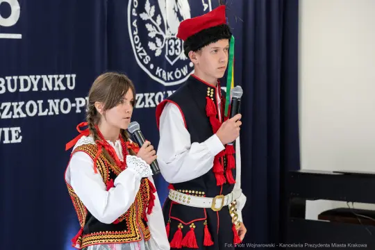 Młodzież w tradycyjnych strojach ludowych podczas wystąpienia.