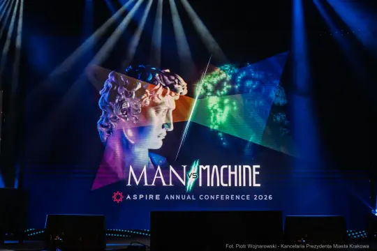 Logo konferencji Aspire Annual Conference 2026 z wizerunkiem rzeźby i hasłem Man vs Machine.