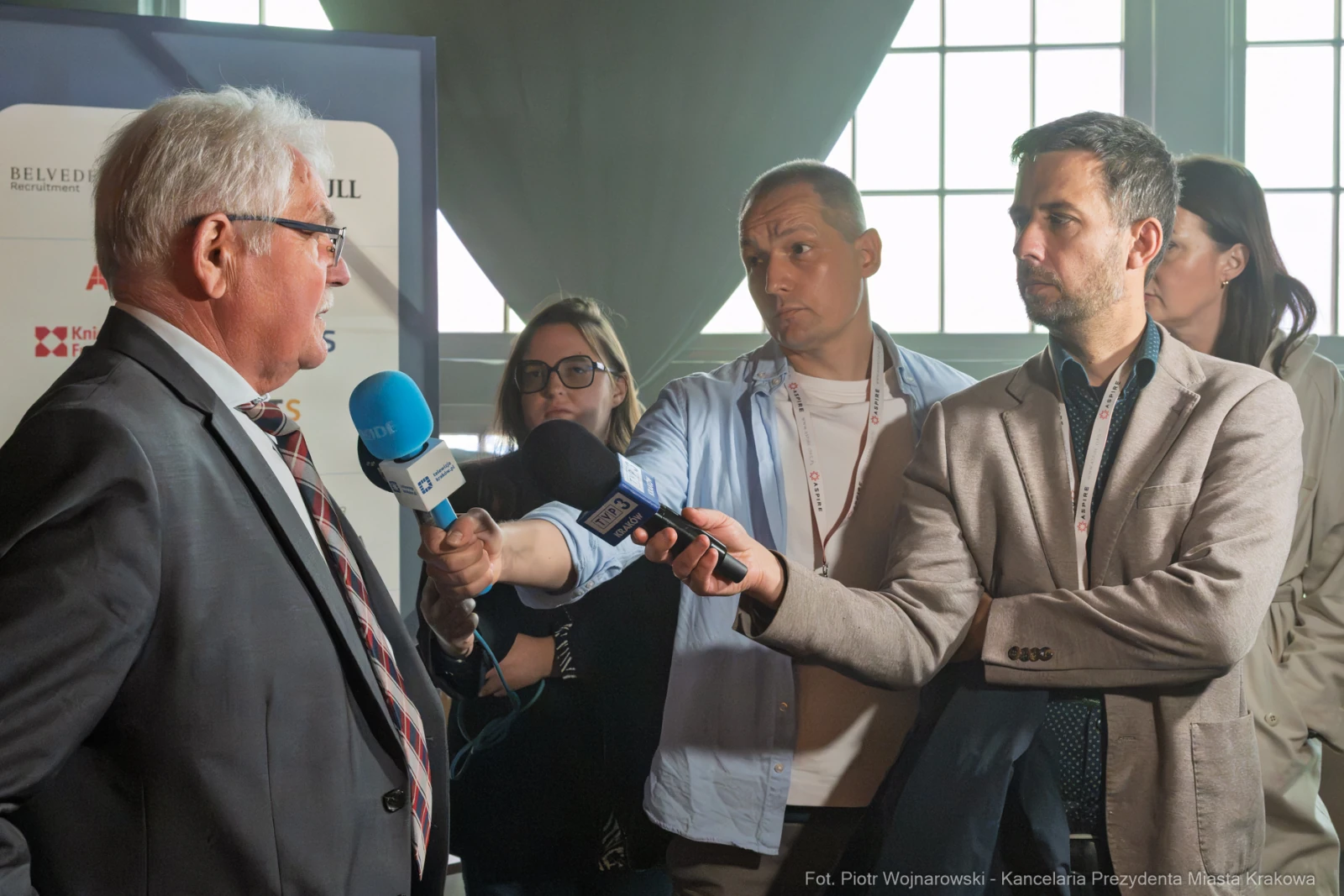 Konferencja prasowa z udziałem mężczyzny udzielającego wywiadu oraz reporterów.  Autor: Piotr Wojnarowski