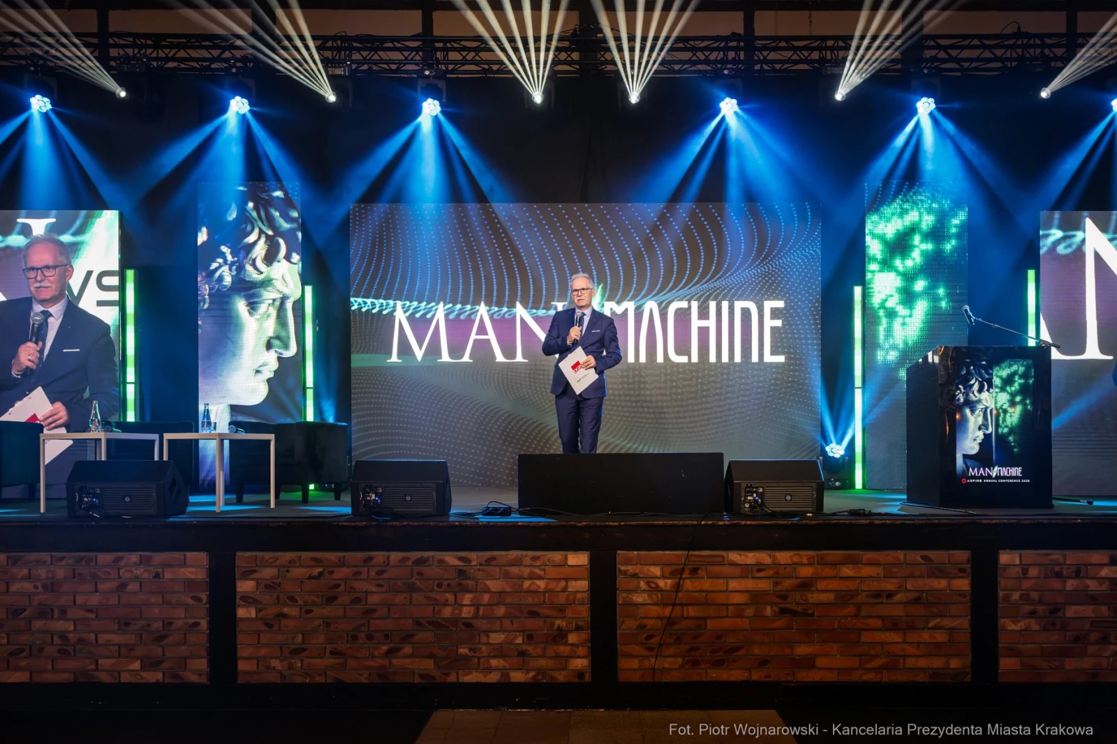 Konferencja z prezentacją na temat relacji człowiek-maszyna.  Autor: Piotr Wojnarowski