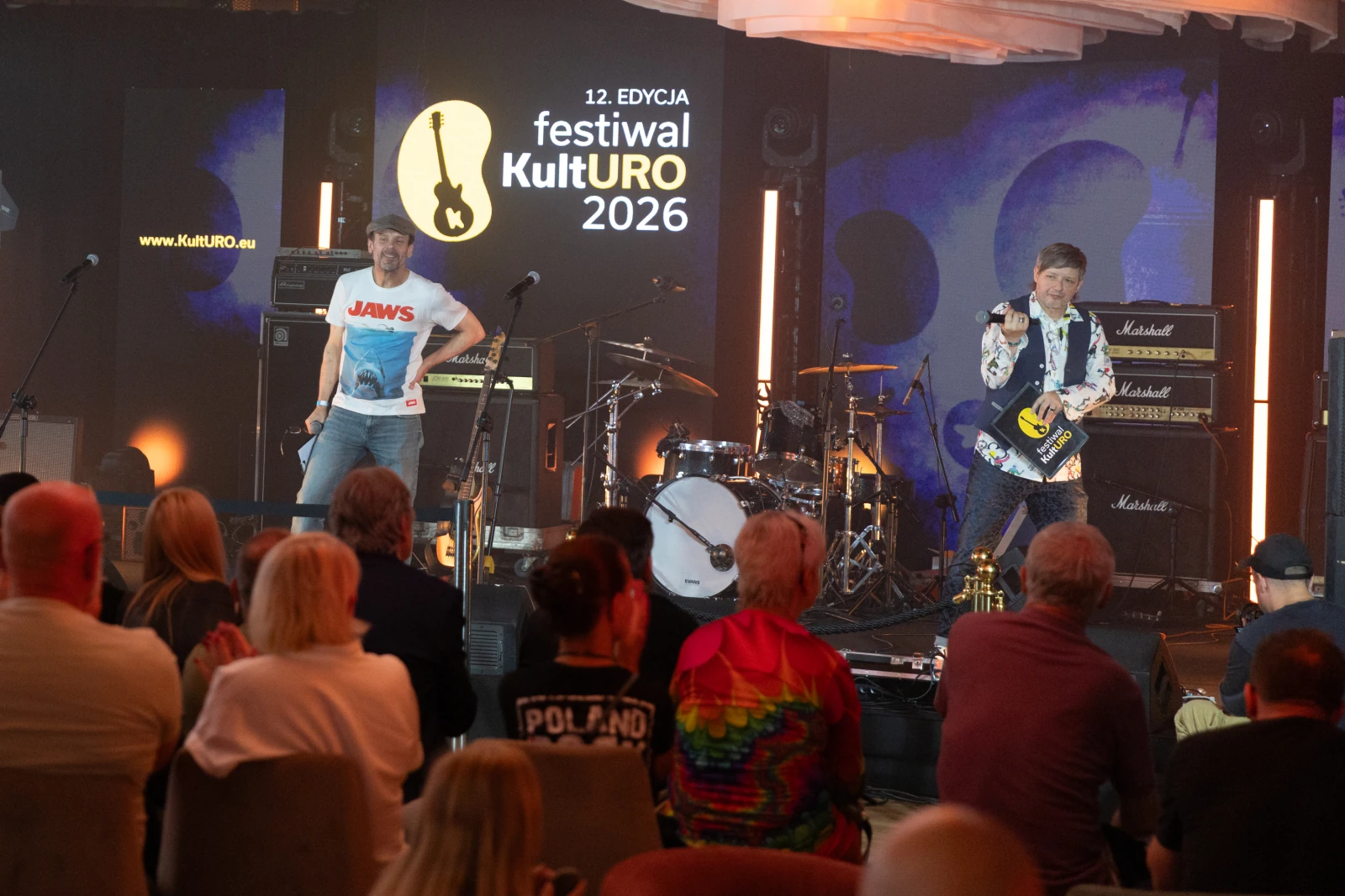 Dwaj muzycy na scenie festiwalu KultURO 2026, z instrumentami i sprzętem nagłośnieniowym.  Autor: Bogusław Świerzowski