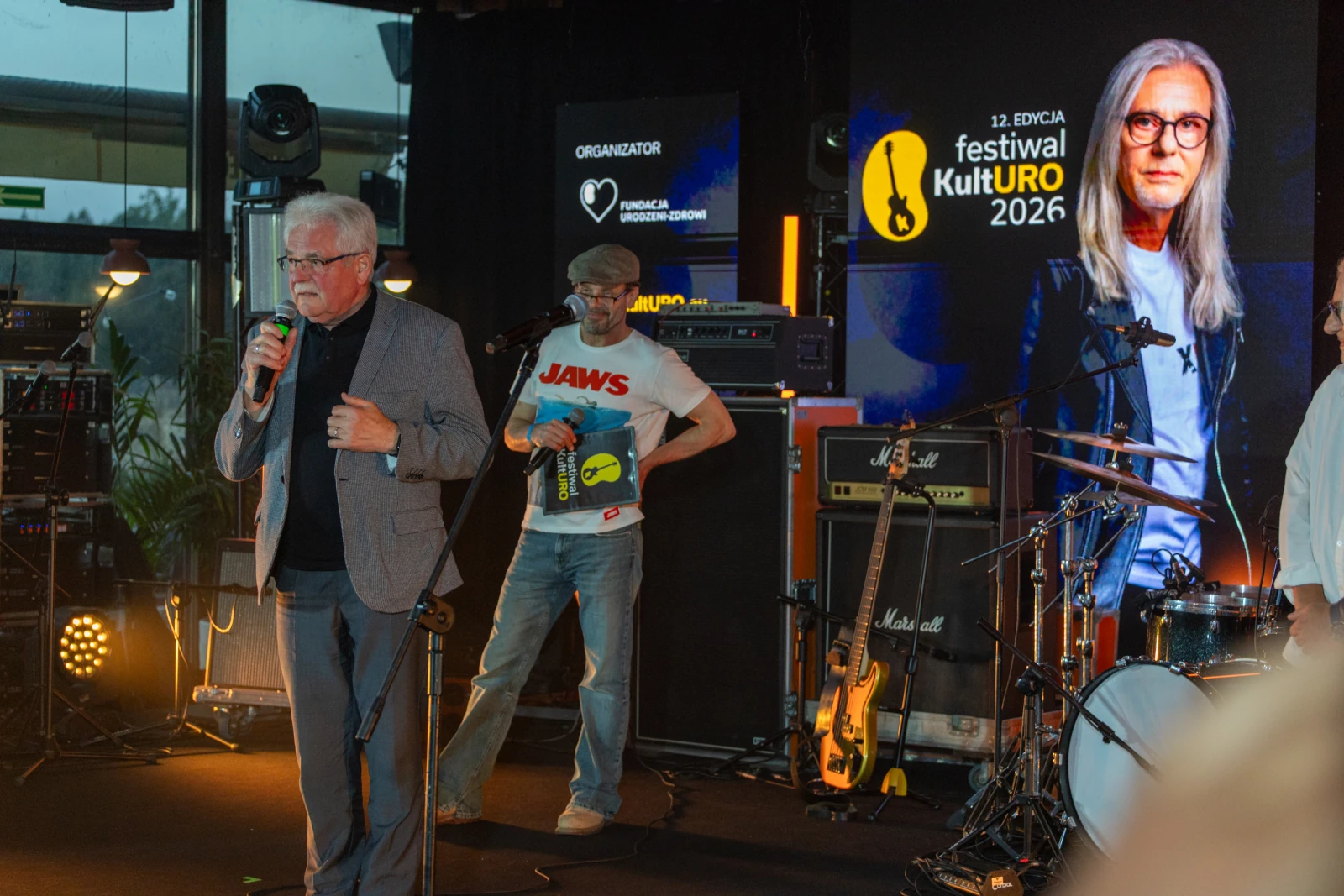Mężczyźni na scenie podczas festiwalu KultURO 2026, z widocznymi instrumentami muzycznymi.  Autor: Bogusław Świerzowski
