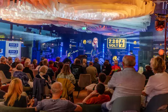 Koncert zespołu 230 Volt w klubie, publiczność wpatrzona w występ.