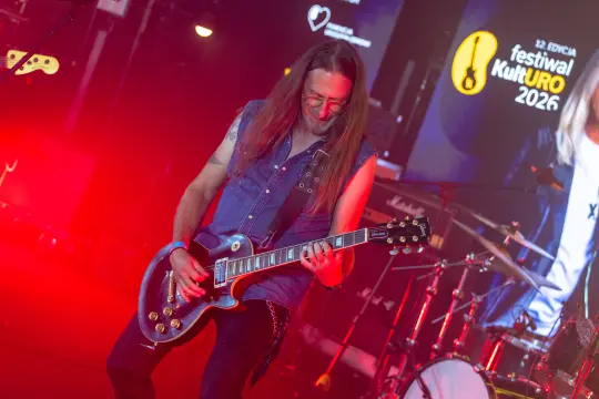 Muzyk grający na gitarze elektrycznej podczas festiwalu KultURO 2025.