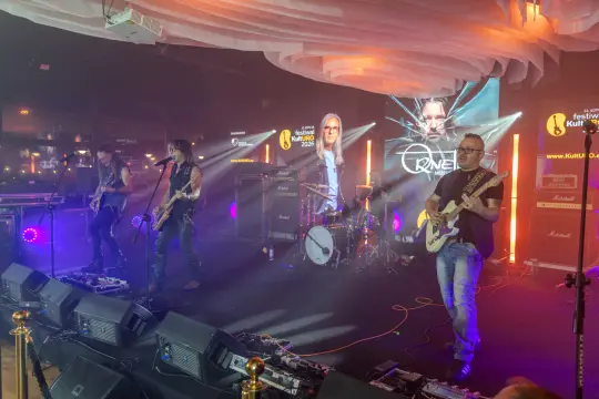 Zespół grający na scenie podczas festiwalu muzycznego.
