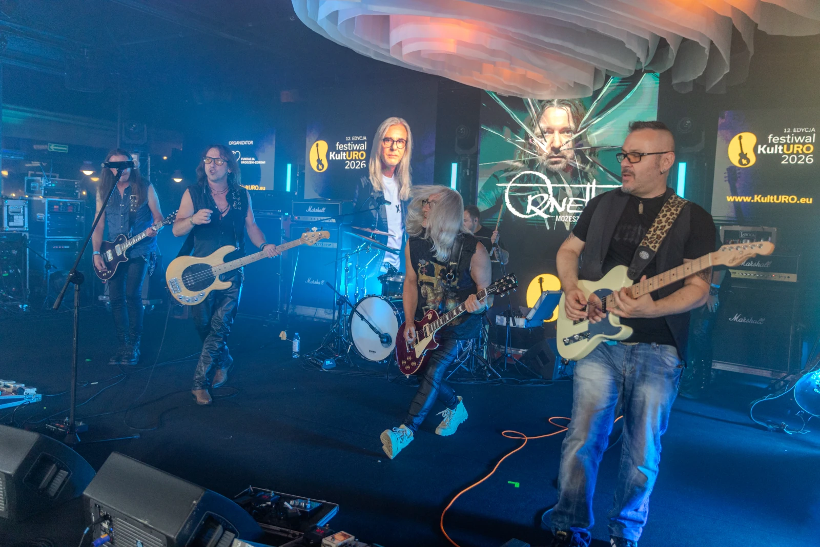 Zespół grający na festiwalu, instrumenty muzyczne, oświetlenie sceniczne.  Autor: Bogusław Świerzowski