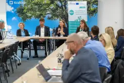 Panel dyskusyjny z uczestnikami w sali konferencyjnej.