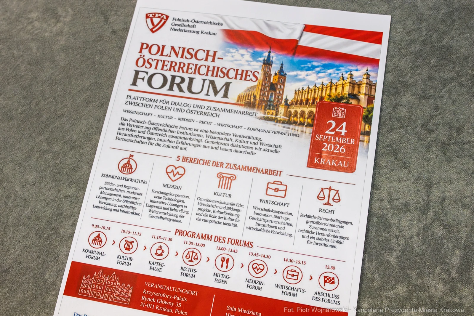 Plakat informacyjny o Polsko-Austriackim Forum z datą i miejscem wydarzenia.  Autor: Piotr Wojnarowski