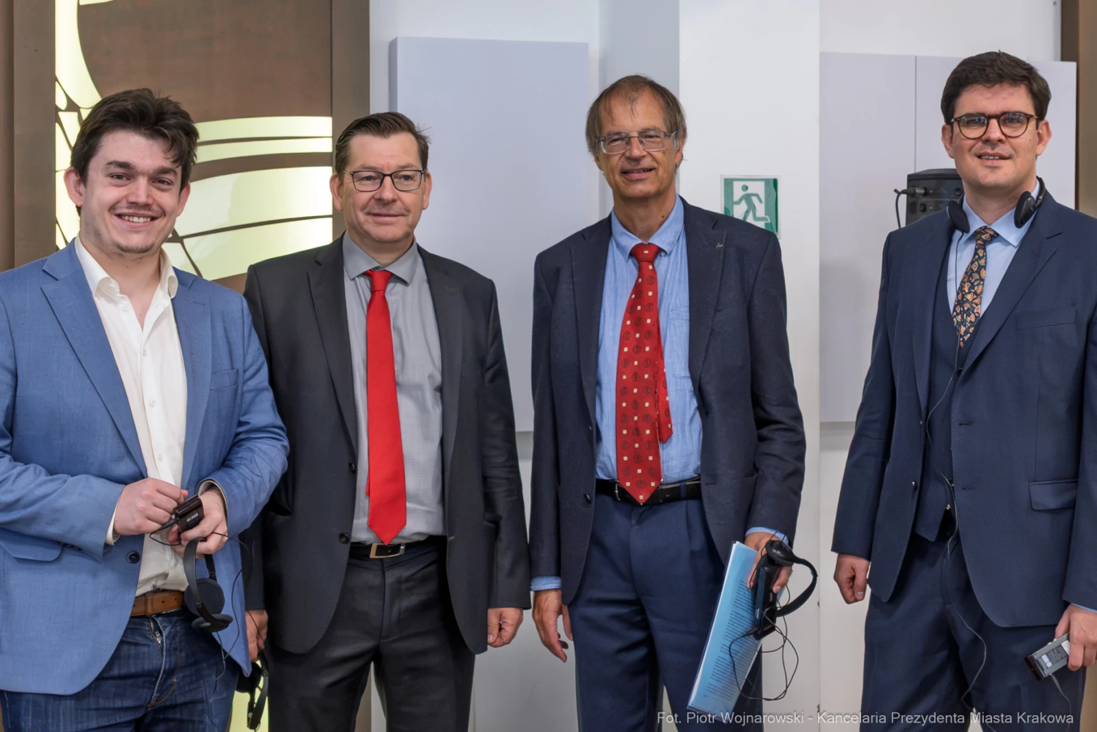 Czterech mężczyzn w garniturach, uśmiechających się do kamery.  Autor: Piotr Wojnarowski
