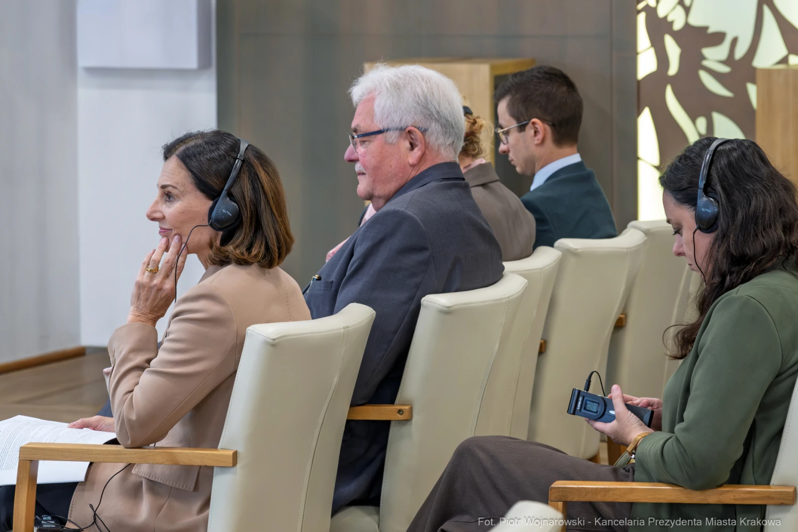 Uczestnicy konferencji w trakcie dyskusji, niektórzy z słuchawkami.  Autor: Piotr Wojnarowski