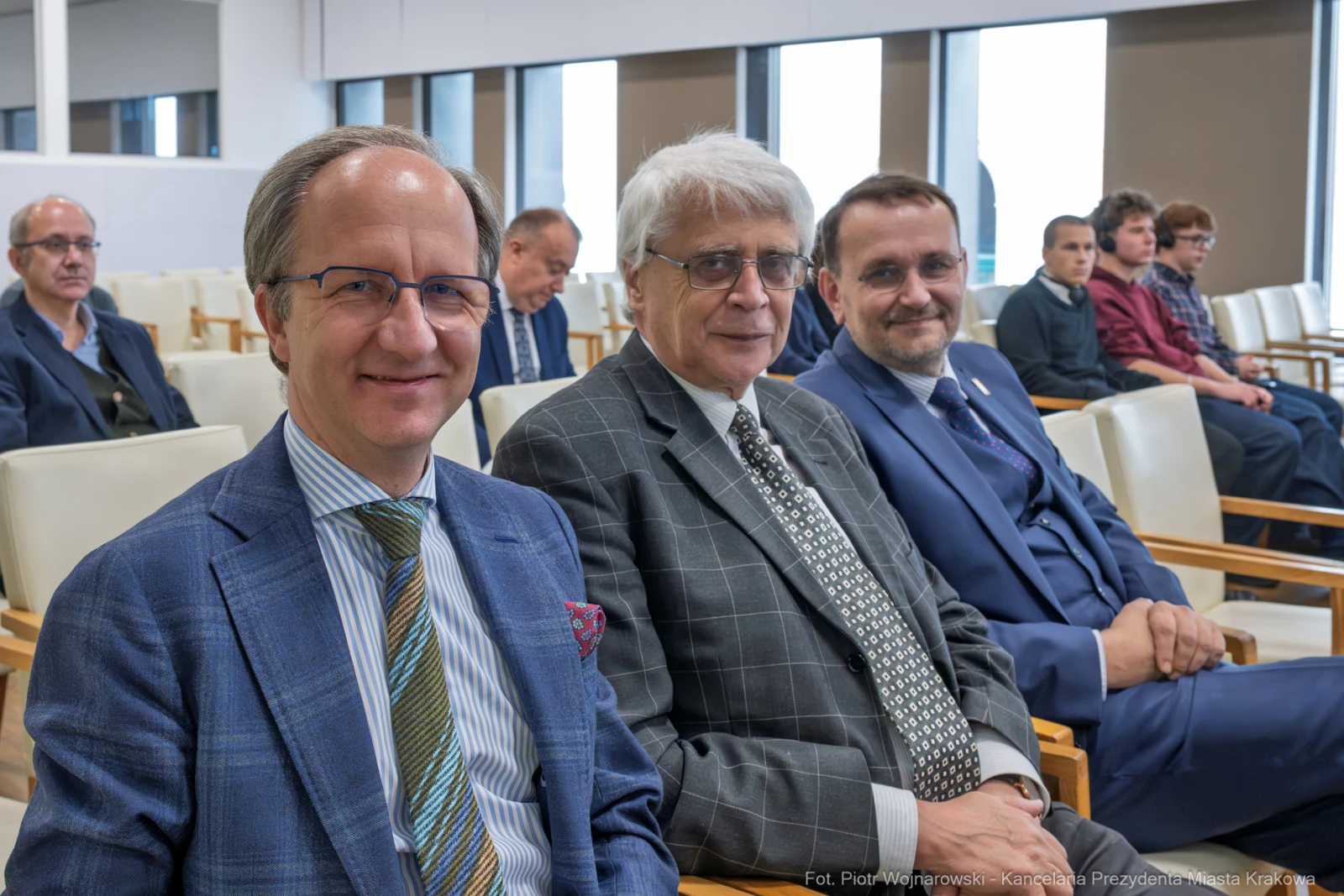 Trzech mężczyzn w garniturach siedzących w sali konferencyjnej.  Autor: Piotr Wojnarowski