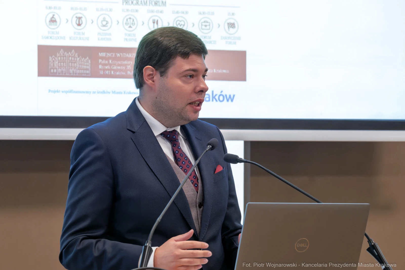 Mężczyzna w garniturze przemawia do mikrofonu podczas konferencji.  Autor: Piotr Wojnarowski