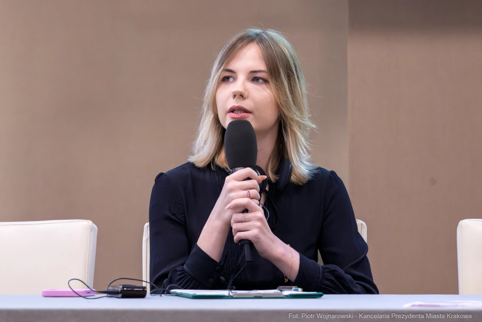 Kobieta z mikrofonem, prowadząca dyskusję na konferencji.  Autor: Piotr Wojnarowski