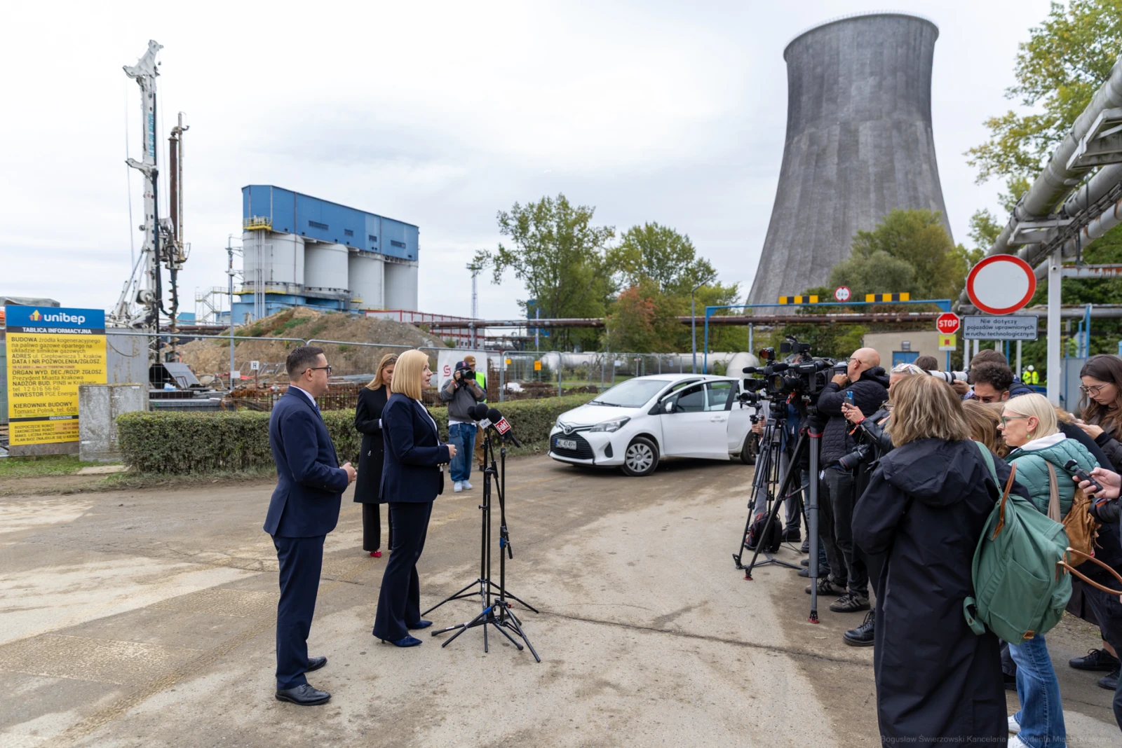 Konferencja prasowa przed elektrownią, dziennikarze i przedstawiciele mediów.  Autor: Bogusław Świerzowski