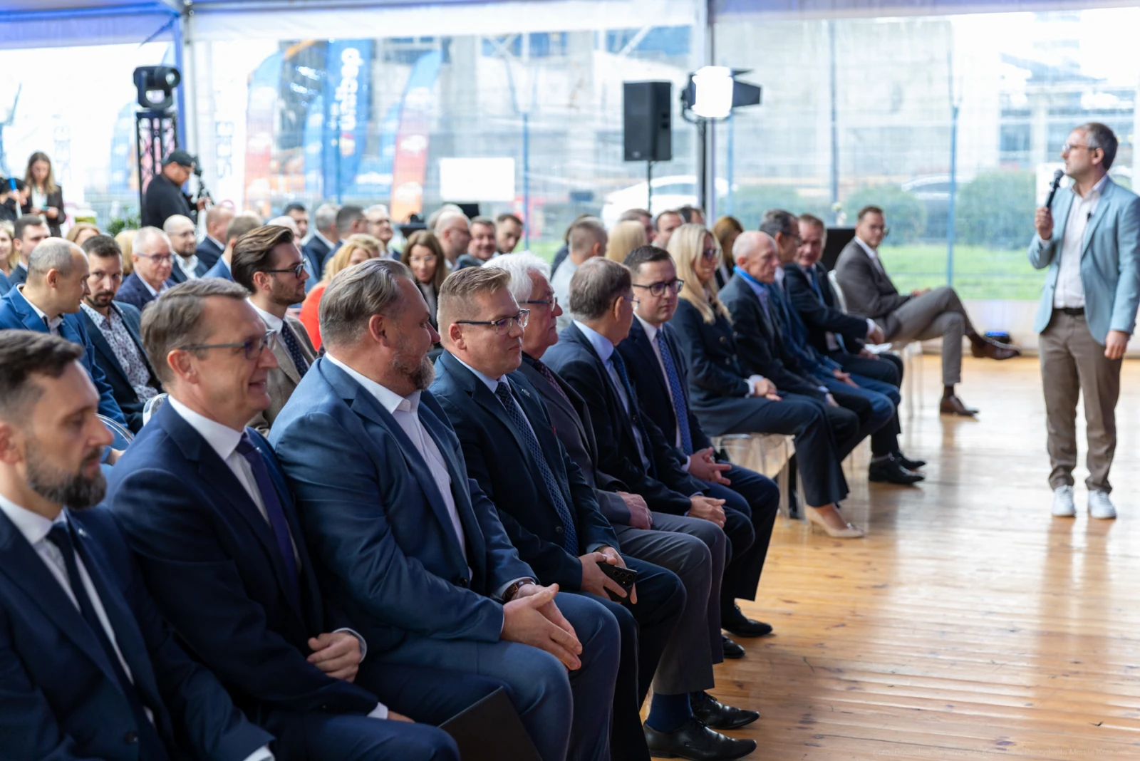 Grupa mężczyzn w garniturach siedzących na widowni podczas wydarzenia.  Autor: Bogusław Świerzowski