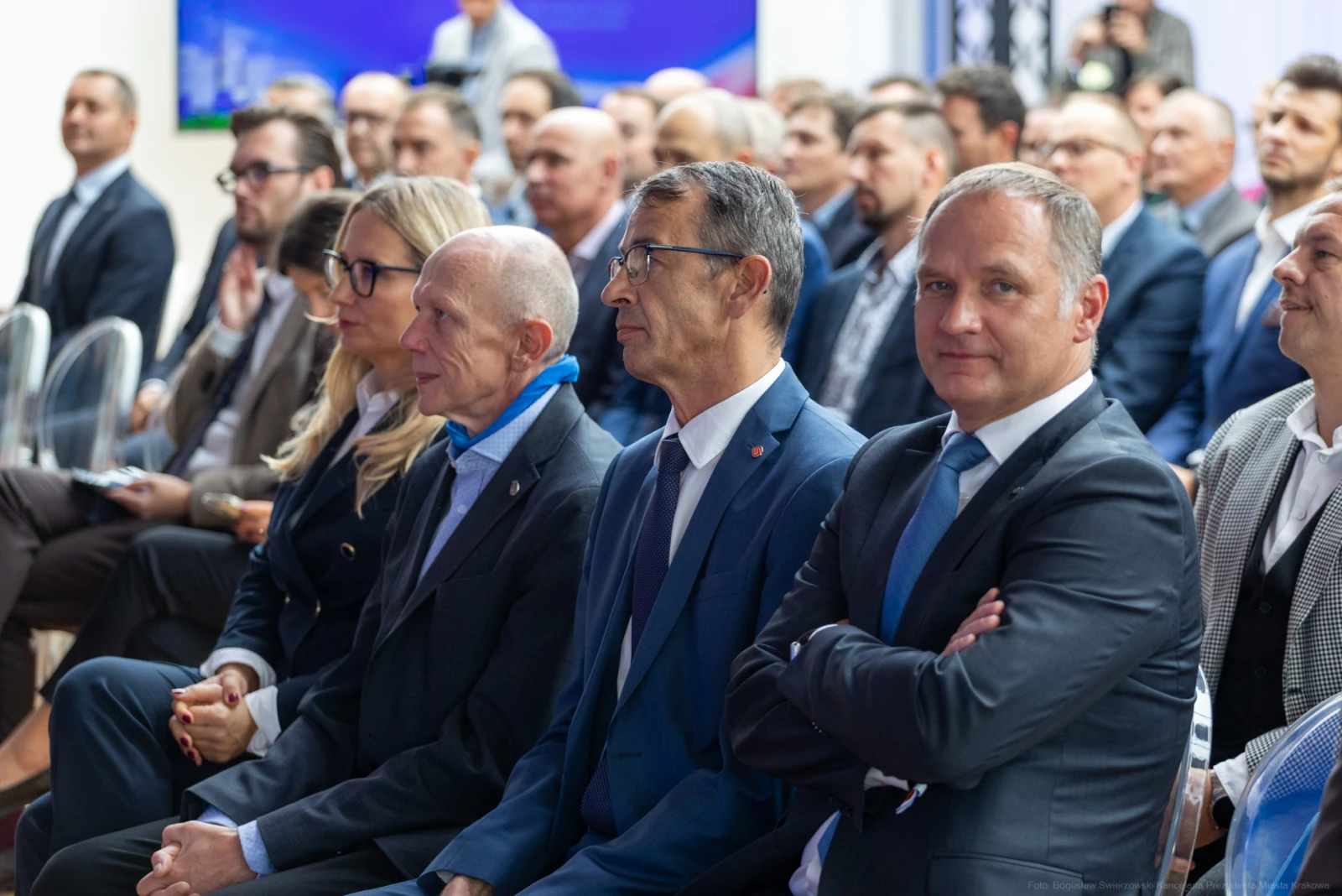 Grupa mężczyzn w garniturach siedzących na wydarzeniu, zwróconych w stronę prelegenta.  Autor: Bogusław Świerzowski
