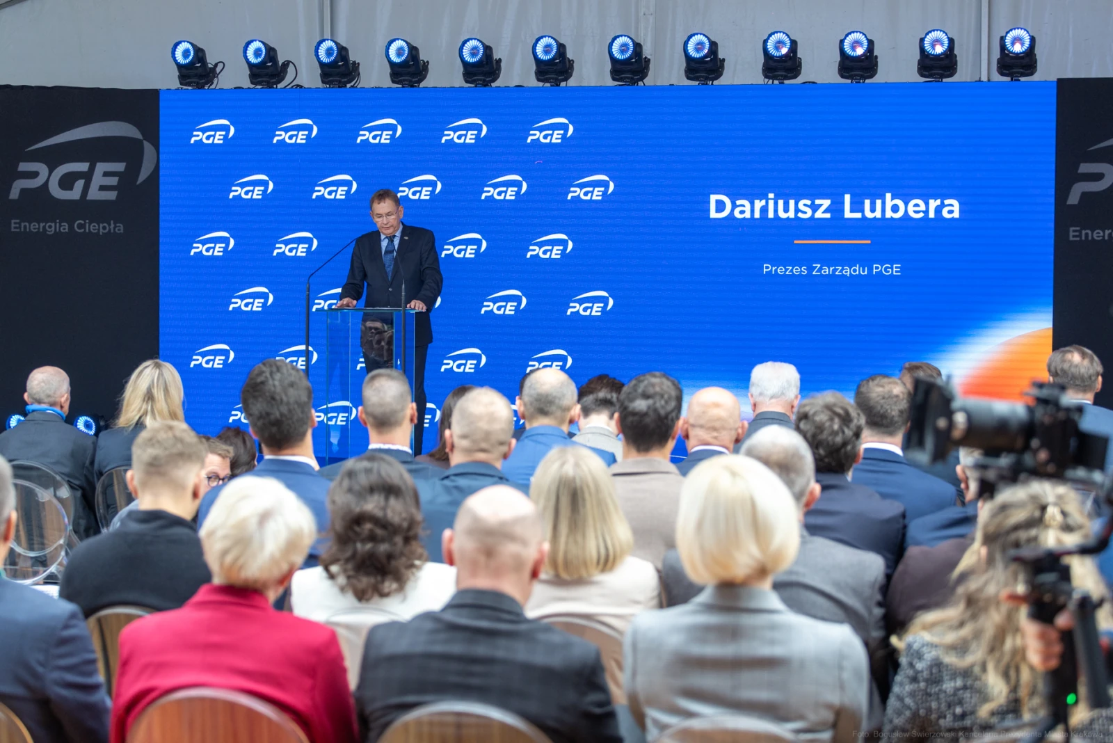 Dariusz Lubera przemawia na konferencji PGE, w tle logo firmy i zgromadzeni goście.  Autor: Bogusław Świerzowski