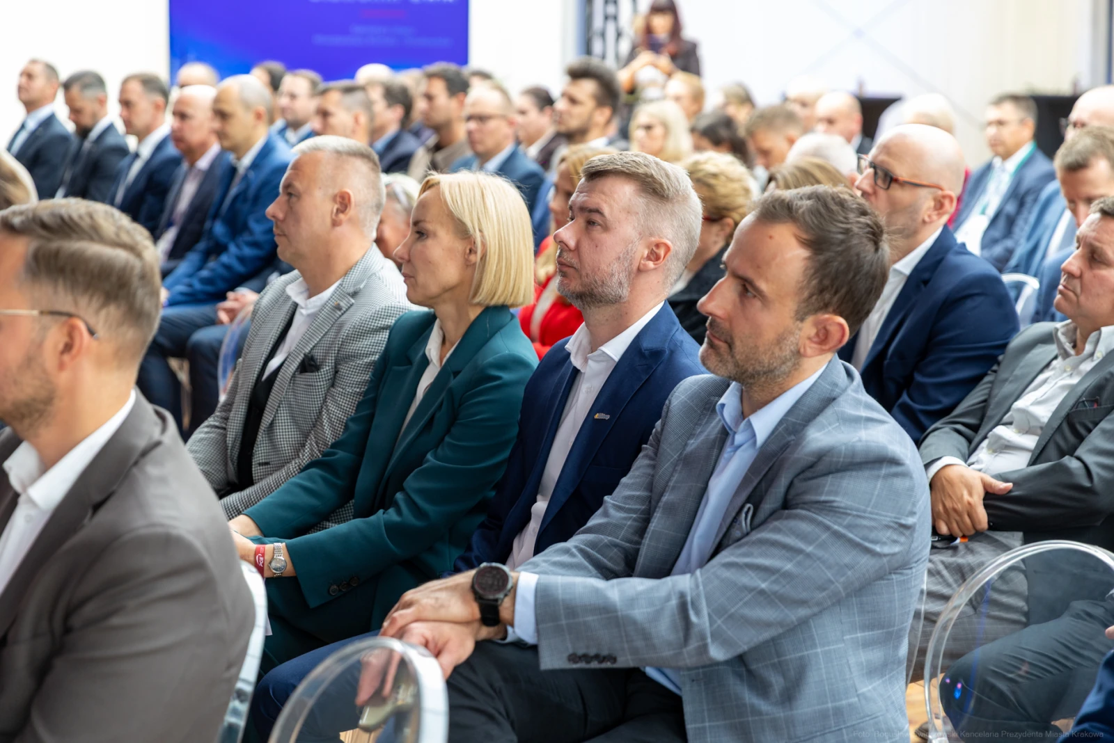 Grupa ludzi siedzących na konferencji, skupionych na prelekcji.  Autor: Bogusław Świerzowski