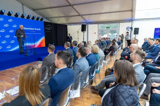 Konferencja z udziałem Stanisława Knacka, uczestnicy siedzą na widowni.