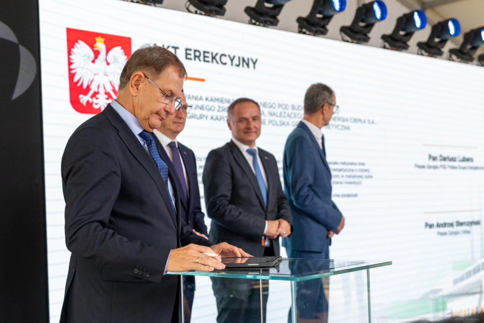 Ceremonia podpisania aktu erekcyjnego z udziałem przedstawicieli władz i biznesu.  Autor: Bogusław Świerzowski