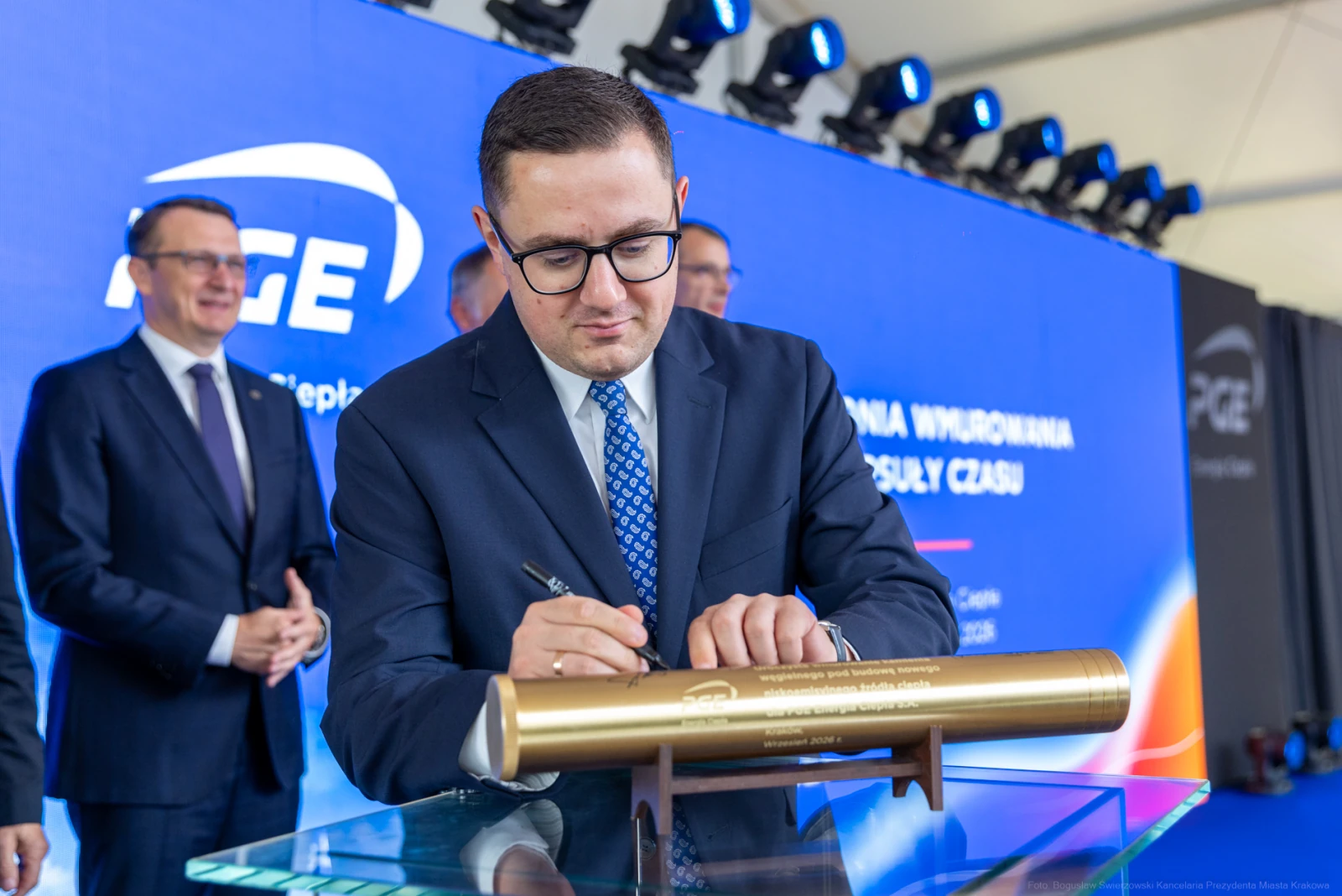 Mężczyzna podpisuje złotą tubę podczas ceremonii związanej z inwestycją PGE.  Autor: Bogusław Świerzowski