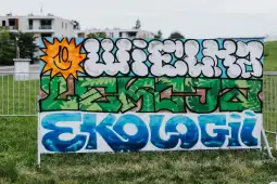 Wielka lekcja ekologii z grafiką na tle zieleni.