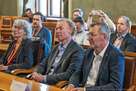 Spotkanie w sali konferencyjnej z uczestnikami siedzącymi przy stole.