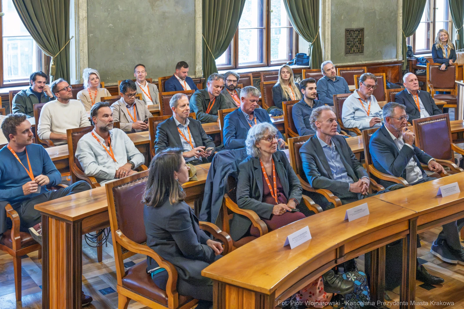 Grupa ludzi siedzących w sali konferencyjnej, uczestniczących w spotkaniu.  Autor: Piotr Wojnarowski