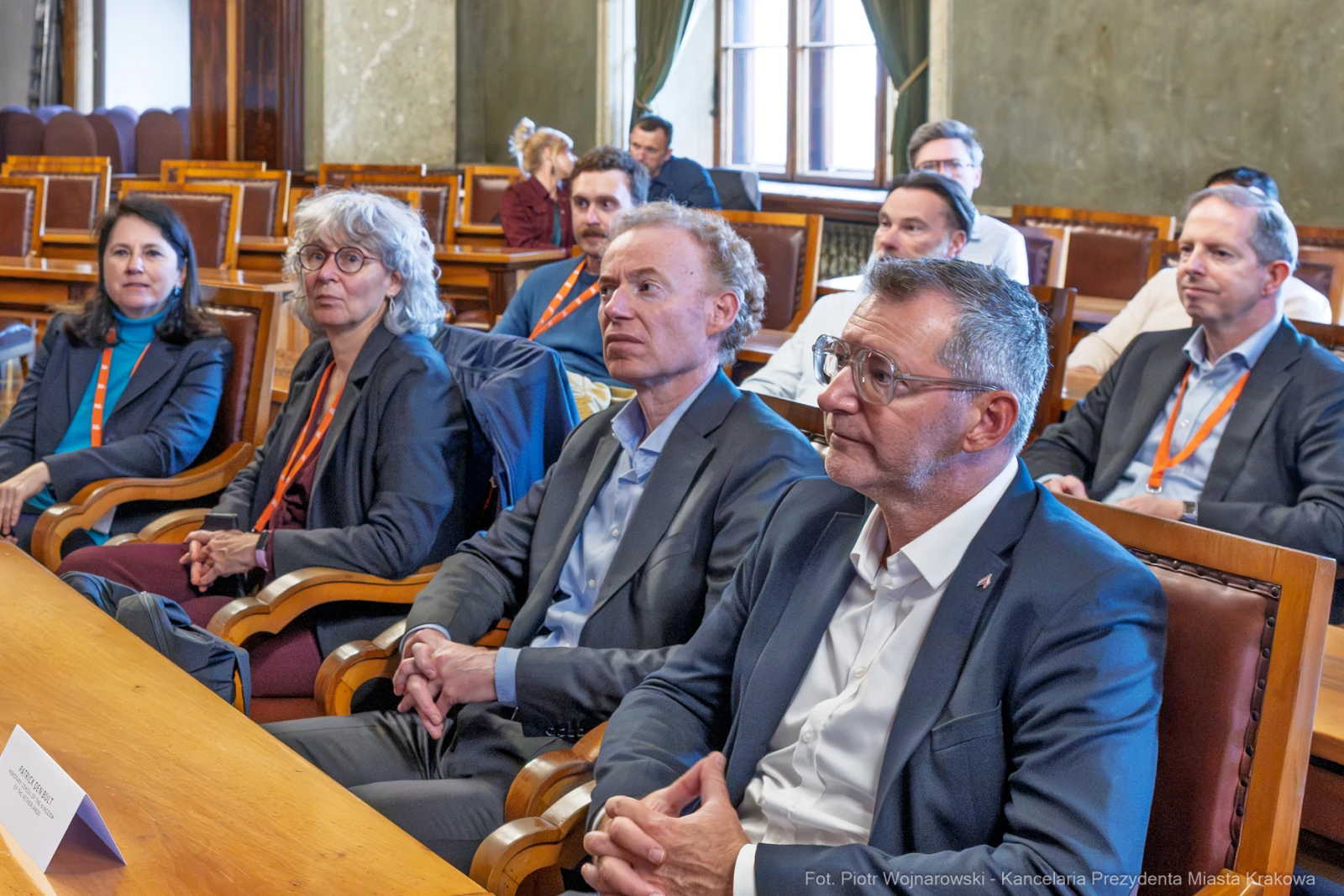 Grupa osób siedzących przy stole w sali konferencyjnej.  Autor: Piotr Wojnarowski