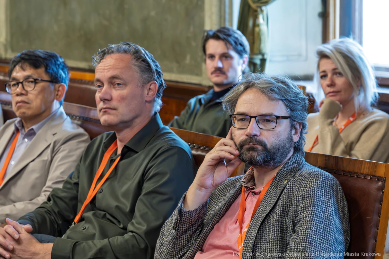 Grupa osób siedzących w sali konferencyjnej, skupionych na prelekcji.  Autor: Piotr Wojnarowski