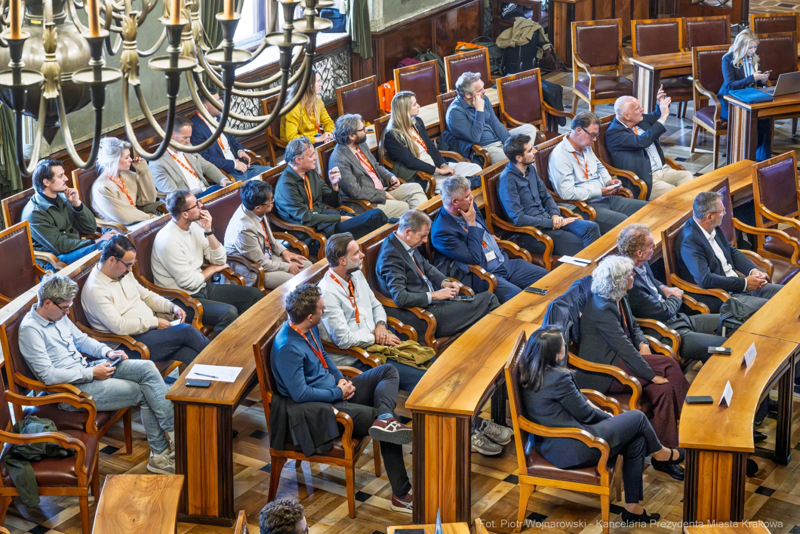Grupa ludzi siedzących w sali konferencyjnej, uczestniczących w spotkaniu.  Autor: Piotr Wojnarowski