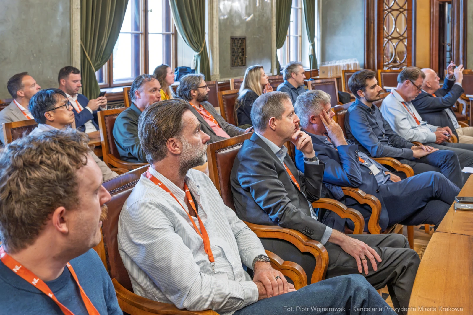 Grupa ludzi siedzących w sali konferencyjnej, skupionych na prezentacji.  Autor: Piotr Wojnarowski