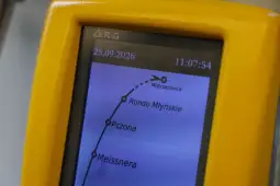 Wyświetlacz urządzenia z trasą i przystankami komunikacyjnymi.
