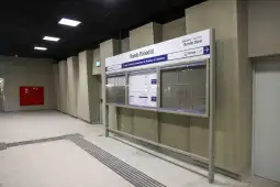 Tablica informacyjna stacji metra Rondo Polsad 02 z rozkładem jazdy.