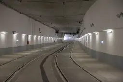 Tunel z torami kolejowymi oświetlony lampami LED.