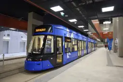 Nowoczesny tramwaj w stacji podziemnej, z wyświetlaczem kierunku jazdy.