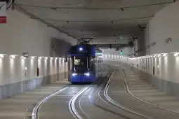 Tramwaj poruszający się w tunelu z oświetleniem LED.