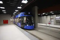 Nowoczesny tramwaj w stacji podziemnej.