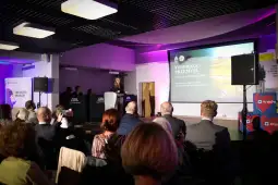 Prezentacja na temat Twierdzy Przemyśl w sali konferencyjnej.