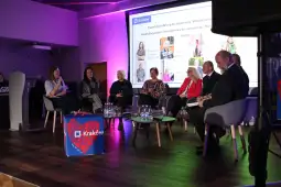 Panel dyskusyjny z udziałem ekspertów na temat współpracy w społeczności.