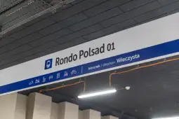 Tablica informacyjna z kierunkiem do Rondo Polsad 01.